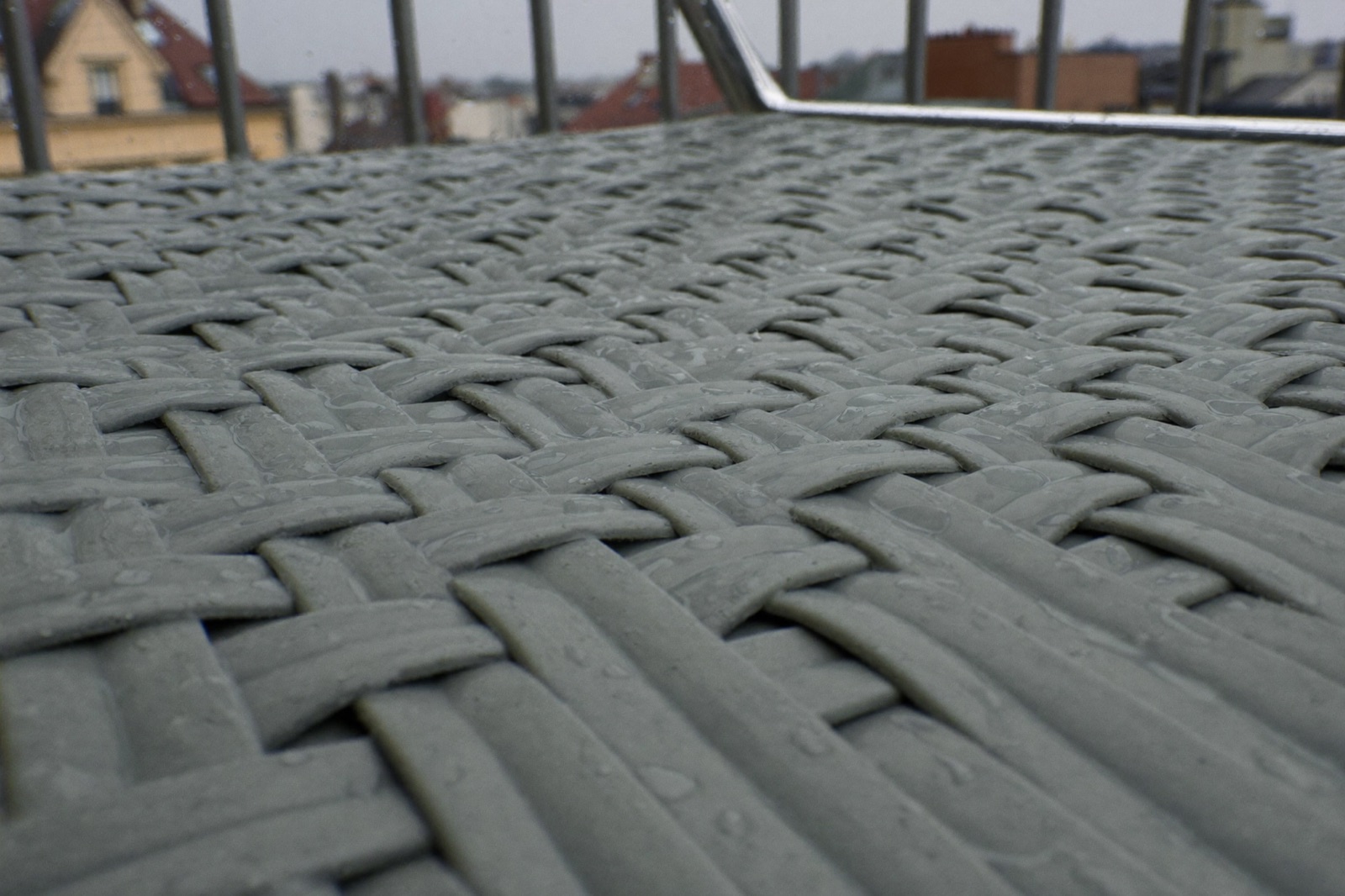 Zbliżenie na plecionkę z technorattanu HDPE napiętą na aluminiowej ramie krzesła